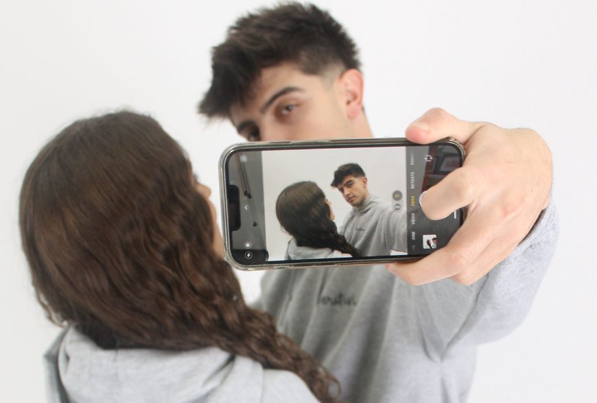 ¿Cómo combinar una sudadera oversize sin perder tu estilo?